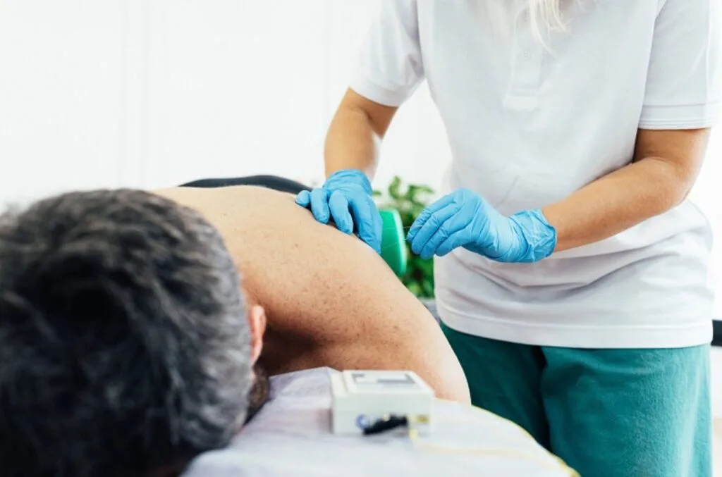 الحجامة الطبية الآمنة على يد أطباء مرخصين في مركز الدواء الأمثل